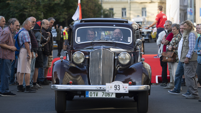 V pražské Opletalově ulici odstartoval 12. srpna 2021 závod historických automobilů 1000 mil československých, který se pojede přes Bratislavu.