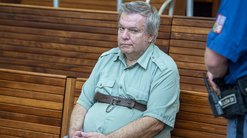 Obžalovaný lékař Jaroslav Barták u soudu.