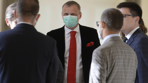 Bývalý poslanec a předseda Věcí veřejných Vít Bárta (uprostřed) čeká 23. srpna 2021 na chodbě městského soudu v Praze, který začal projednávat kauzu úniku odposlechů někdejšího pražského primátora Pavla Béma a lobbisty Romana Janouška. Bártu obžaloba viní ze zneužití pravomoci a ohrožení utajované informace.