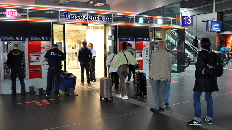 V Německu 23. srpna 2021 začala stávka strojvedoucích osobní přepravy železniční společnosti Deutsche Bahn (DB). Cestující stojí ve frontě u zákaznického centra na berlínském hlavním nádraží.