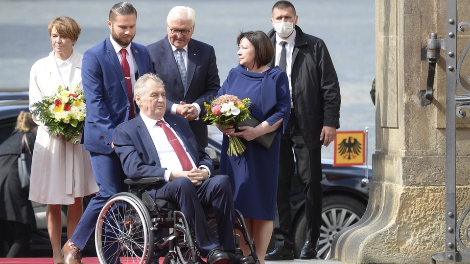 Český prezident Miloš Zeman (třetí zleva) a jeho manželka Ivana Zemanová (vpravo) přivítali 26. srpna 2021 na Pražském hradě německého prezidenta Franka-Waltera Steinmeiera (uprostřed) a jeho choť Elke Büdenbenderovvou (vlevo).