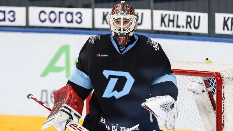 Brankář Dominik Furch v dresu Dinama Minsk.