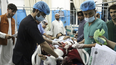 Při explozích u letiště v Kábulu zemřelo přinejmenším 72 Afghánců.