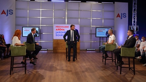 Moderátor pořadu Jaromír Soukup se svými hosty.