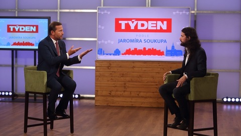 Moderátor pořadu Jaromír Soukup a poslanec Mikuláš Ferjenčík (Piráti).