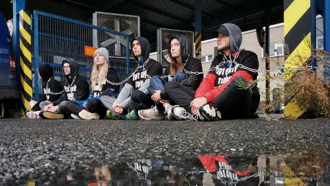 Skupina aktivistů hlásících se k hnutí za osvobození zvířat se 31. srpna ráno přivázala ke vchodu do jatek v Mirovicích na Písecku. Chce tím bránit provozu areálu. Podle aktivistů se jedná o první nenásilnou přímou akci svého druhu v České republice. Podnik v Mirovicích patří do koncernu Agrofert a zaměřuje se na zpracování kuřat a kachen.