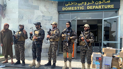 Afghánské islamistické hnutí Tálibán plně kontroluje ztichlé mezinárodní letiště v Kábulu. 