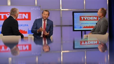 Moderátor pořadu Jaromír Soukup, předseda ČMKOS Josef Středula a výkonný ředitel Unie zaměstnavatelských svazů Vít Jásek.