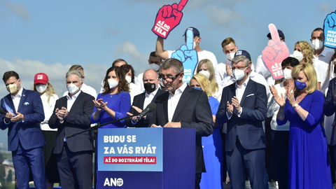 Hnutí ANO zahájilo 2. září 2021 na výletním zámečku Větruše v Ústí nad Labem kampaň před podzimními sněmovními volbami. Na snímku uprostřed je premiér a předseda hnutí Andrej Babiš.