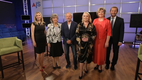 Moderátor pořadu Jaromír Soukup se svými hosty.