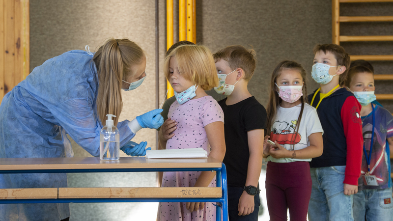 Děti se 9. září 2021 testují na covid-19 na ZŠ Bratranců Veverkových v Pardubicích.