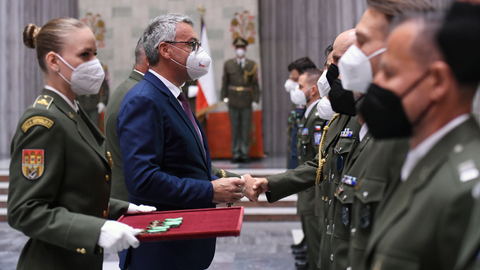 Ministr obrany Lubomír Metnar (za ANO) předal 10. září 2021 v Praze vyznamenání vojákům, kteří se účastnili evakuace z Afghánistánu.