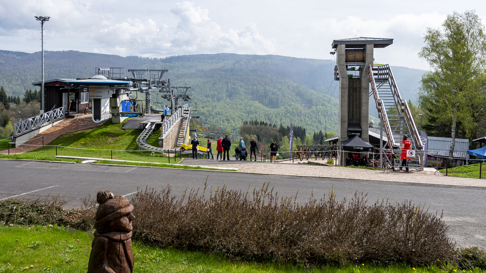 Sportovní areál Klíny v Krušných horách zahájil 15. května 2021 sezonu s novou atrakcí, tzv. zipline (vpravo), jízdou po laně nad údolím.