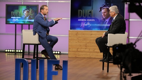 Moderátor pořadu Jaromír Soukup a ředitel Fakultní nemocnice v Motole Miloslav Ludvík. 