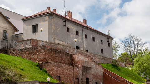 Z bývalé věznice v Trutnově (na snímku z 19. května 2021) by mohly být zázemí a depozitář Muzea Podkrkonoší, nová Galerie draka nebo dům technických dovedností. Počítají s tím návrhy, které lidé a další subjekty poslali trutnovské radnici a vedení města je vybralo k dalšímu rozpracování.