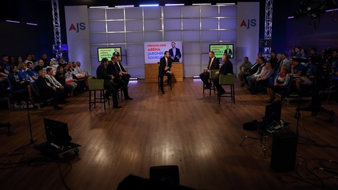 Moderátor pořadu Jaromír Soukup se svými hosty.