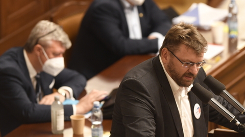 Nezařazený poslanec Lubomír Volný hovoří na schůzi Poslanecké sněmovny, která pokračovala 17. září 2021 v Praze.