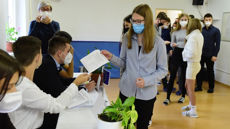 Studenti Střední odborné školy v Olomouci se zapojili 20. září 2021 do studentských voleb. Vybírali z politických stran, hnutí a koalic, které letos kandidují do Poslanecké sněmovny. Ve volební místnost se proměnila tělocvična školy, členy volební komise si zahráli jejich spolužáci z druhých ročníků.