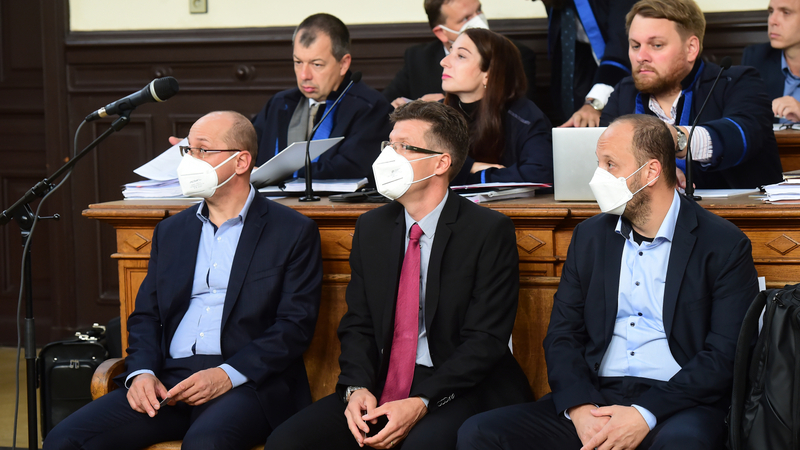 Olomoucký krajský soud otevřel 21. září 2021 rozsáhlou kauzu údajně zmanipulovaných 13 veřejných zakázek na informační systémy se škodou zhruba čtvrt miliardy korun. V případu, který se odkrýval několik let, čelí obžalobě 24 lidí a dvě právnické osoby. Z kapacitních důvodů se přelíčení uskutečnilo v největší jednací síni okresního soudu. Na snímku zleva obžalovaní Josef Tesařík, Michal Tesařík a David Tesařík.