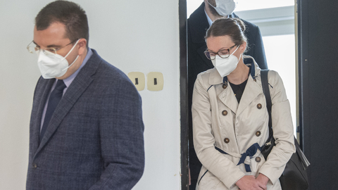 Obžalovaná lékařka Martina Šípková přichází 23. září 2021 na jednání k Okresnímu soudu v Pardubicích, kde pokračovalo odročené hlavní líčení s třemi zdravotníky. Jsou obžalováni z těžkého ublížení na zdraví z nedbalosti v kauze chlapce, který po operaci mandlí začal krvácet a po komplikacích má poškozený mozek.