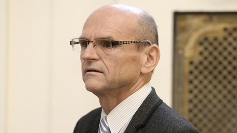 Městský soud začal 5. srpna 2019 v Praze projednávat korupční kauzu soudce pražského vrchního soudu Ivana Elischera (na snímku). Podle obžaloby ovlivňoval na základě úplatků od vietnamské komunity rozhodování svého senátu v některých odvolacích řízeních, která se týkala drogové kriminality. Hrozí mu až 12 let vězení a také propadnutí majetku.