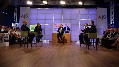 Moderátor pořadu Jaromír Soukup se svými hosty.