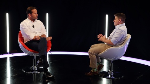 Moderátor pořadu Jaromír Soukup a poslanec Patrik Nacher (za ANO).