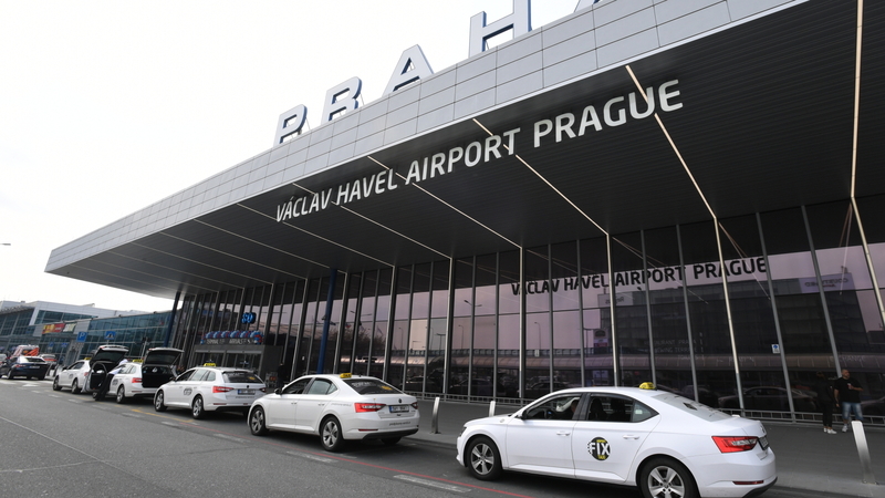 Taxi na ruzyňském letišti v Praze.