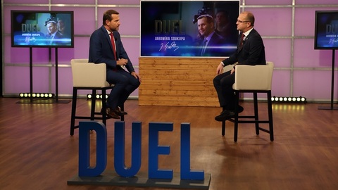 Moderátor pořadu Jaromír Soukup a hejtman Pardubického kraje Martin Netolický (ČSSD).