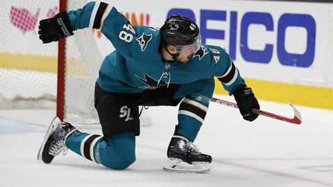 Tomáš Hertl oslavuje vstřelený gól v dresu San Jose Sharks. 