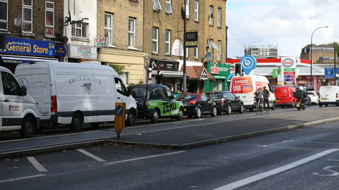 Dlouhá fronta před čerpací stanicí ve Velké Británii.