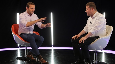 Moderátor pořadu Jaromír Soukup a předseda SPD Tomio Okamura.