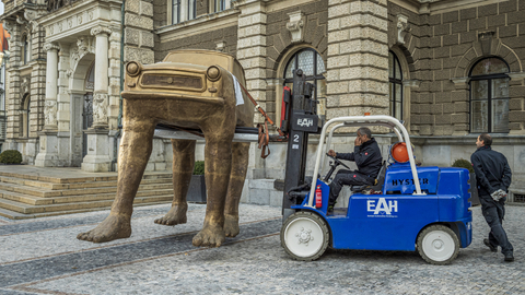 Instalace díla Quo vadis od sochaře Davida Černého, 4. října 2021 před radnicí v Liberci.