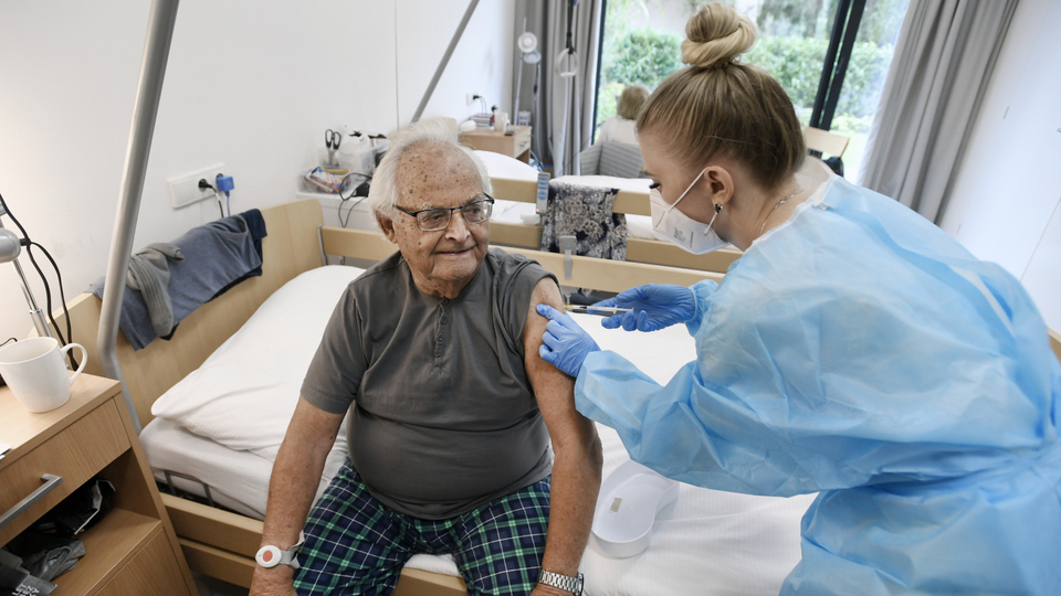 Zdravotnice očkuje 5. října 2021 klienta sociálního zařízení pro seniory Dům u Agáty v pražských Řeporyjích. Praha začala s očkováním klientů a zaměstnanců sociálních služeb třetí dávkou očkování proti covidu-19.