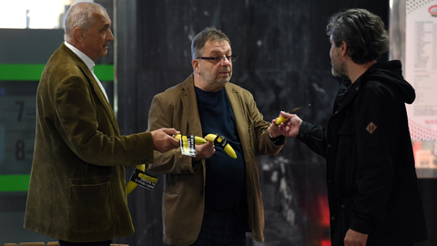 Herci David Vávra (vlevo) a Milan Šteindler (uprostřed) uspořádali happening na podporu volební účasti, 5. října 2021 v Praze.