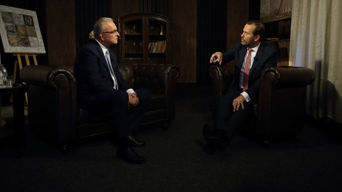 Moderátor pořadu Jaromír Soukup a bývalý poslanec Miroslav Kalousek (TOP 09).