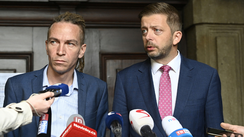 Předseda STAN Vít Rakušan (vpravo) a předseda Pirátů Ivan Bartoš vystoupili 12. října 2021 v Praze na tiskové konferenci po jednání koaliční rady o povolebním postupu.