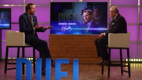 Moderátor pořadu Jaromír Soukup a poslanec a místopředseda TOP 09 Vlastimil Válek.