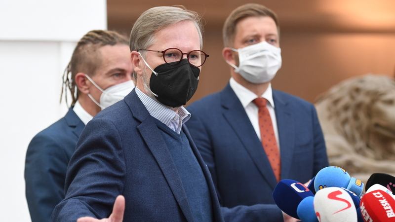 Briefing po jednání koalice Spolu (ODS, KDU-ČSL, TOP 09) a koalice Pirátů se STAN 13. října 2021 v Praze. Hovoří předseda ODS Petr Fiala, v pozadí jsou šéfové Pirátů a STAN (zleva) Ivan Bartoš a Vít Rakušan.