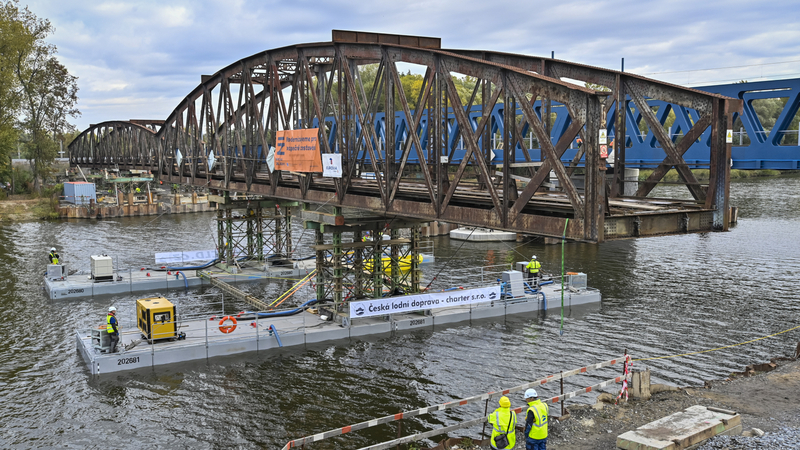 Dělníci odstranili 15. října 2021 v Čelákovicích oblouky starého železničního mostu přes Labe. Poslední část mostu přepravili na speciálních pontonech ke břehu a za pomoci hydrauliky ho následně přesunuli na břeh, kde bude zlikvidován. Na místě tak zůstane už jen nový most.
