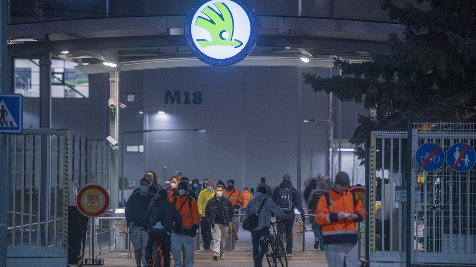 Zaměstnanci Škodovky odchází z továrny, není jisté, kdy se do ní opět naplno vrátí.