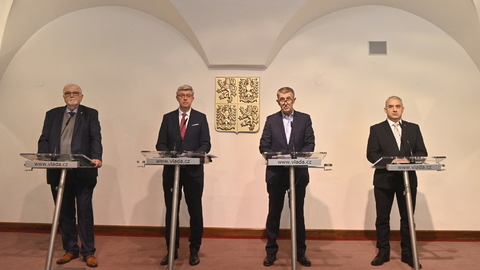 Zleva prezident Svazu průmyslu a dopravy ČR Jaroslav Hanák, ministr průmyslu a obchodu Karel Havlíček, premiér Andrej Babiš a předseda Českomoravské konfederace odborových svazů Josef Středula vystoupili 18. října 2021 v Praze na tiskové konferenci po zasedání Rady hospodářské a sociální dohody ČR.