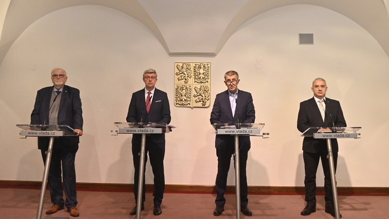 Zleva prezident Svazu průmyslu a dopravy ČR Jaroslav Hanák, ministr průmyslu a obchodu Karel Havlíček, premiér Andrej Babiš a předseda Českomoravské konfederace odborových svazů Josef Středula vystoupili 18. října 2021 v Praze na tiskové konferenci po zasedání Rady hospodářské a sociální dohody ČR.