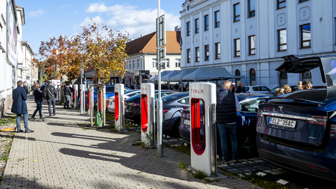 První nabíjecí hub pro elektromobily v Česku napájený pouze obnovitelnou elektřinou oficiálně otevřeli 21. října 2021 v Lovosicích na Litoměřicku.