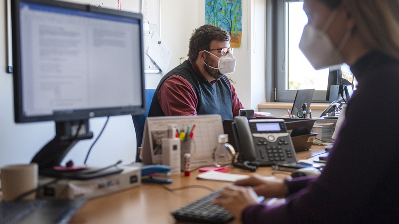 Respirátor na pracovišti (ilustrační foto).