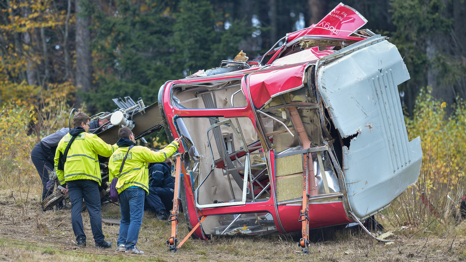Odborníci ohledávají vrak kabiny lanovky na Ještěd, 1. listopadu 2021 v Liberci. Den předtím kabina spadla, při nehodě zemřel průvodčí.
