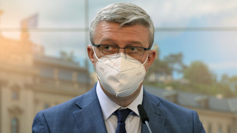 Ministr průmyslu a obchodu a dopravy Karel Havlíček (za ANO).