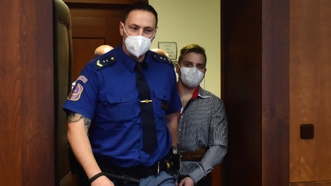 Obžalovaný Miroslav Vepřek přichází 3. listopadu 2021 na jednání olomouckého vrchního soudu, který se zabýval násilnou smrtí muže na faře v Chudobíně.