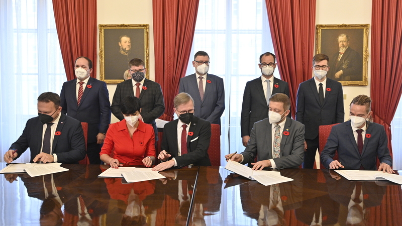 Lídři koalic Spolu (ODS, KDU-ČSL, TOP 09) a Pirátů se Starosty a nezávislými (STAN) podepsali koaliční smlouvu a vládní programové prohlášení, 8. listopadu 2021 v Praze.