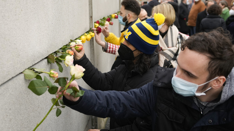 Německo si připomíná osudové datum, podle prezidenta spojuje slzy i radost.